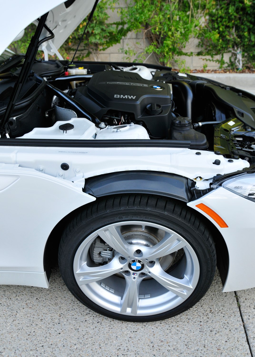 2012-BMW-Z4-sDrive28i-hood-up.jpg