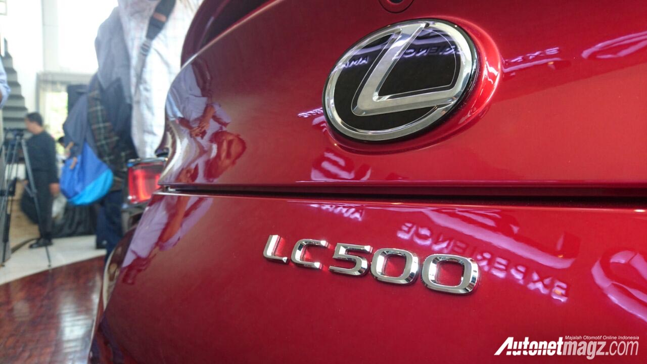 Lexus badge.jpg